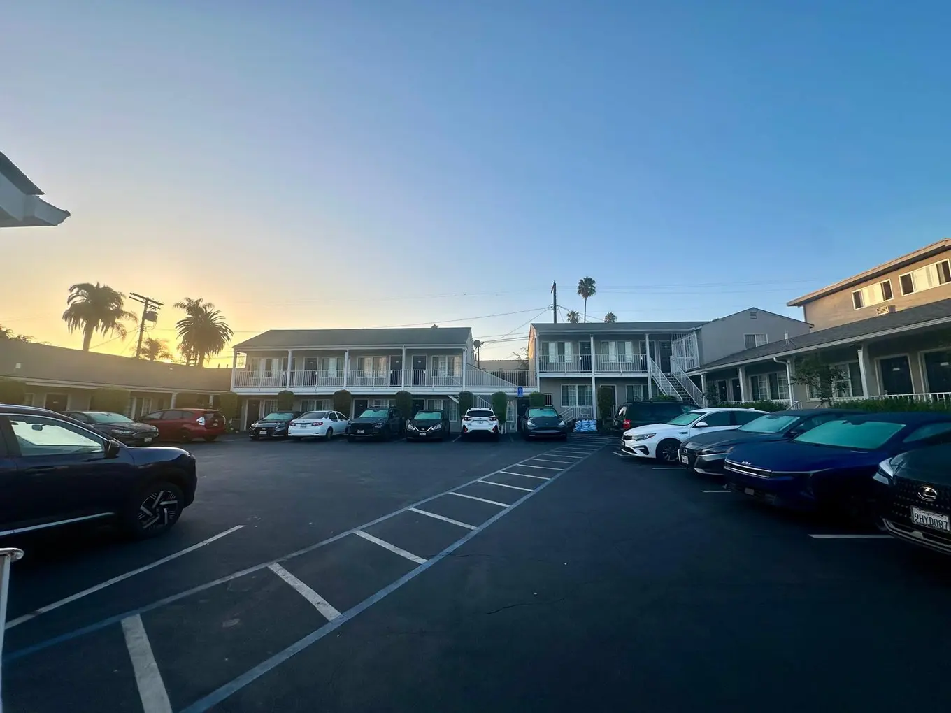 Front exterior of Friendship Motor Inn in Los Angeles California