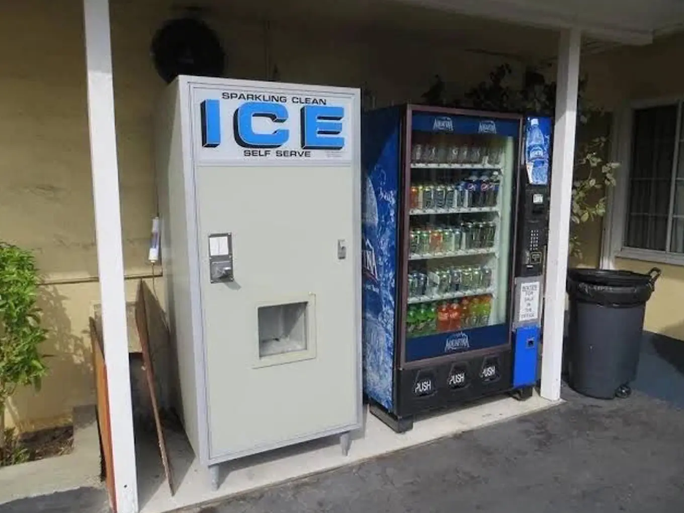 Ice machine and cold drink vending machine available for guests